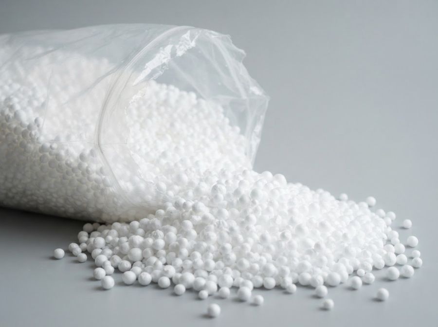 Telgopor granulado saliendo de una bolsa