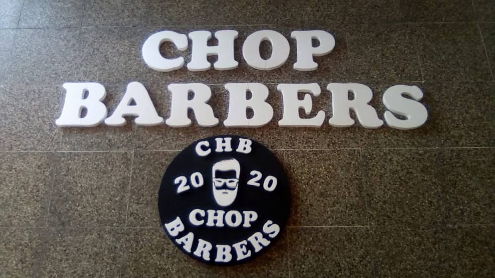 Cartel de una barbería en letras de telgopor