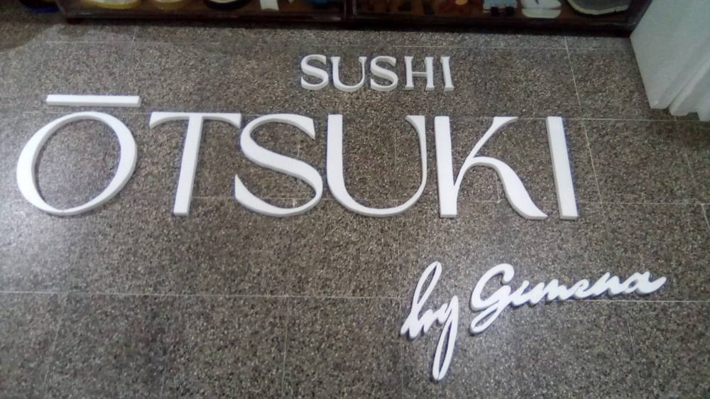 Cartel de sushi en letras de telgopor